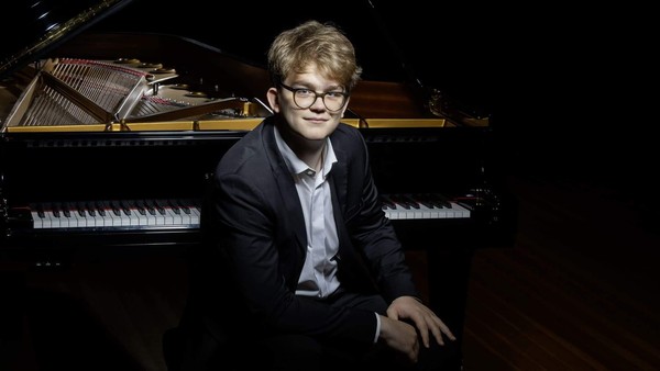 Концерт «Симфонический оркестр и П. Акулов (фортепиано)»