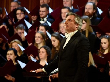 Наедине с небом: хор и электро