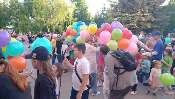 Концертно-развлекательная программа «Сквозь открытые окна»