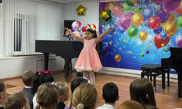 «Пусть детство звонкое смеется»