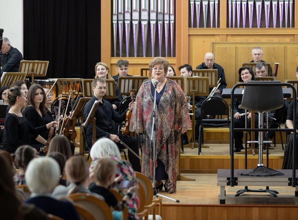 Оркестр играет «На Бис!»