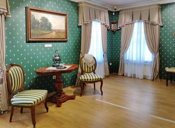 Музейный натюрморт «Чайный сервиз в интерьере»