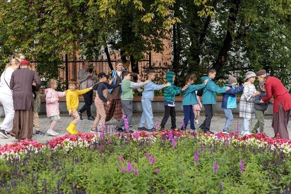 Праздник «Едем в лето!». Парад колясок