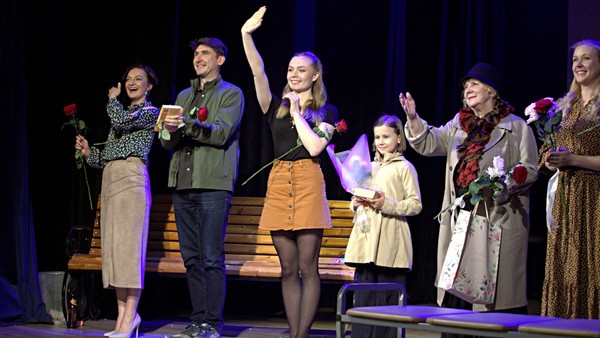 Официантка