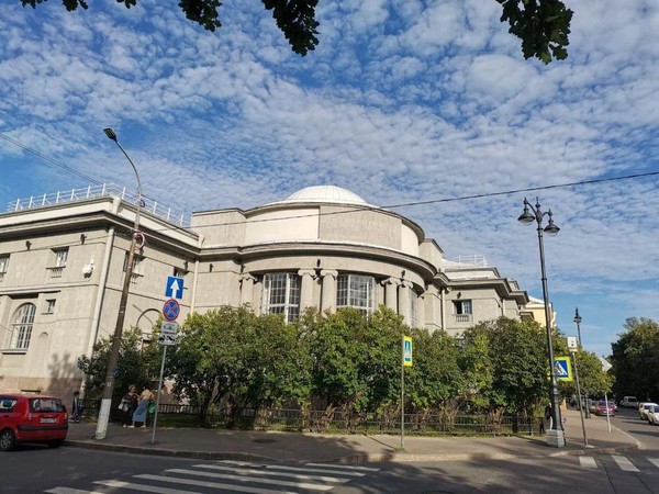 Открытие выставки художественных работ «Нам жить и помнить»