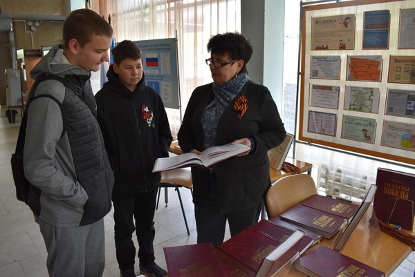 Литературно-музыкальная программа «Эти песни не смолкали на перронах»
