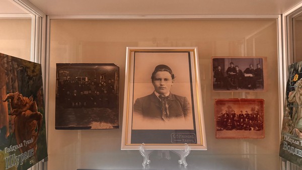 Витринная экспозиция к юбилею поэта Г.Тукая