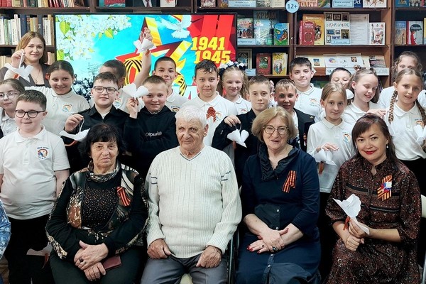 Литературно-музыкальный вечер «И снова май! Салют! Победа!»