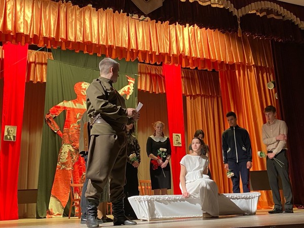 Спектакль «Искра» по повести Б. Васильева «Завтра была война»