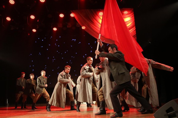 Спектакль «А в небе, сквозь тучи и копоть сияет победное знамя!»