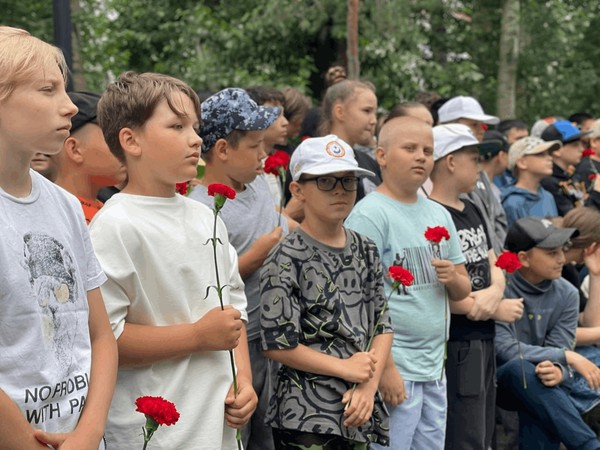 Торжественный митинг «Люди мира, на минуту встаньте!»
