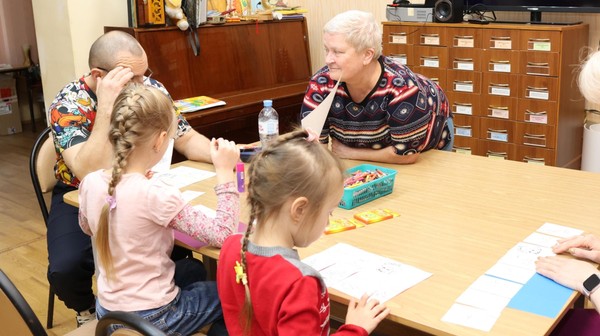 Занятие в изостудии «Акварелька» с мастер-классом по графике