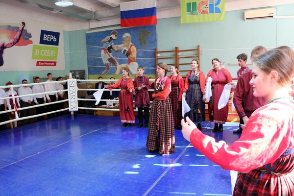 Выступление музыкантов на соревнованиях по боксу