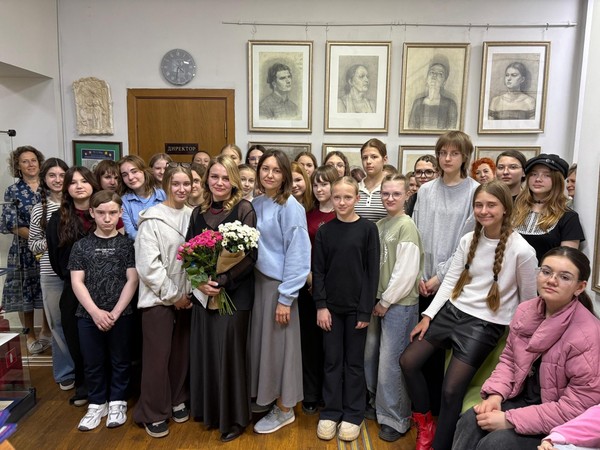 В НДХШ выставка рисунка и скульптуры выпускницы школы Моя первая выставка Берниковой Алины