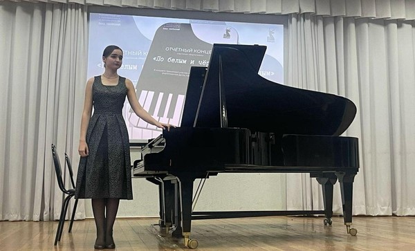 Отчетный концерт отделения фортепиано По белым и черным