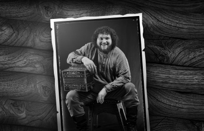 И поет мне в землянке гармонь....