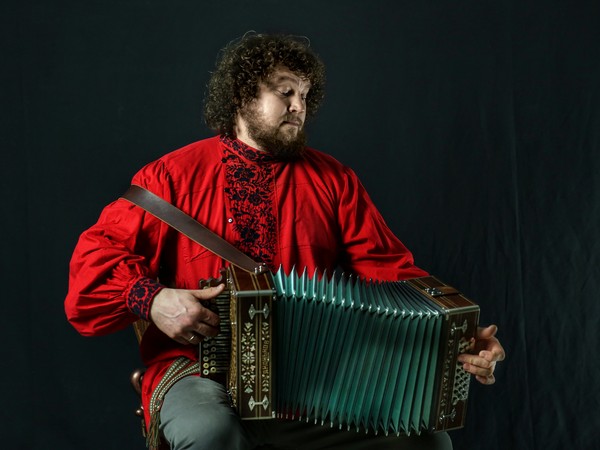 И поёт мне в землянке гармонь