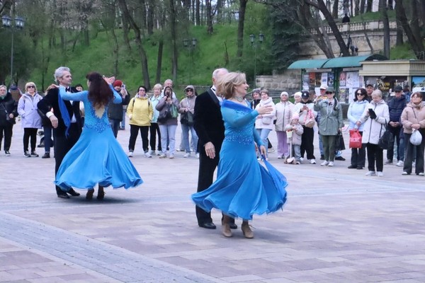 Фронтовая концертная программа «Победа шагает по планете»