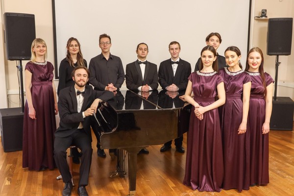 Музыкальная гостиная: концерт «Яркий май, победный май!»