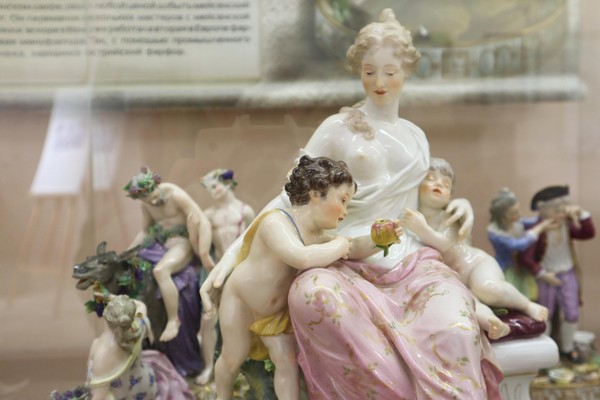 Тематическая экскурсия «Фарфоровые скульптуры: стили, сюжеты, смыслы»