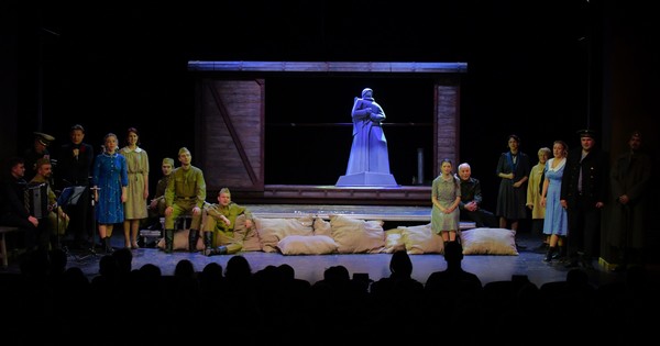 Стоит над горою Алёша