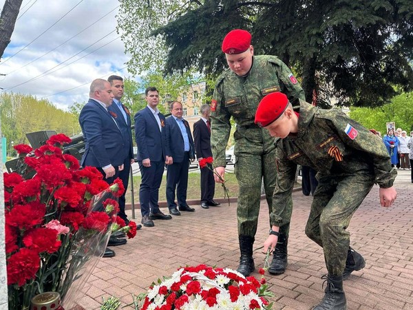 Не смолкнет слава тех великих лет торжественный митинг с возложением цветов к мемориалу