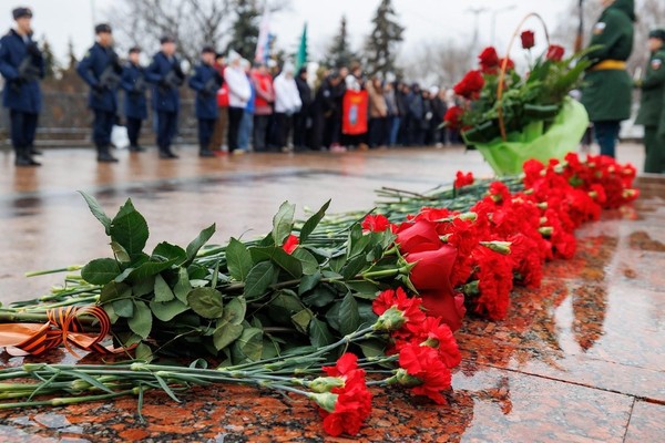 «Никто не забыт, ничто не забыто!» возложение цветов в сквере Победы