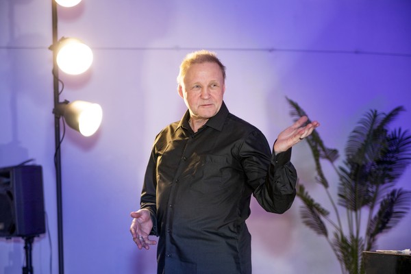 Тени времени. Душевные песни в авторских импровизациях на рояле и синтезаторе