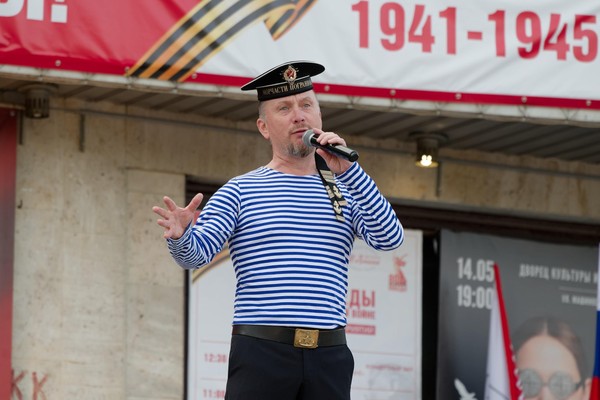 Цветущий и поющий яркий май