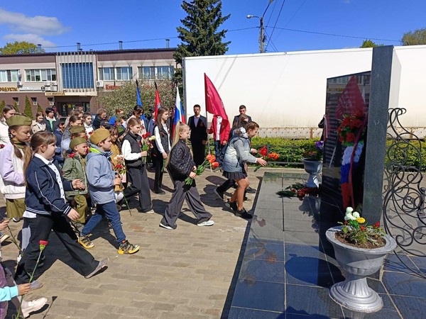 Церемония возложения венков и цветов к памятнику погибшим землякам