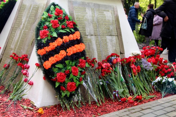 Митинг и возложение цветов