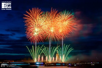 Салют 9 мая с борта теплохода, авторская экскурсия и концерт