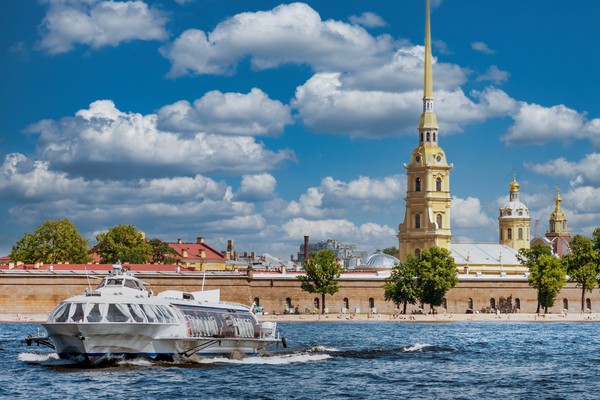 Полуденный выстрел с Невы: каналы, крепость и живая традиция Петербурга
