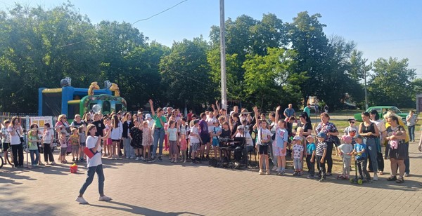 Праздничная программа: «Краски детства»