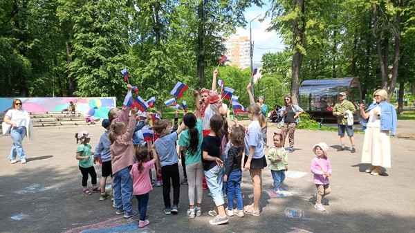 Праздничная программа «Светлый праздник День России встретим дружно и красиво!»