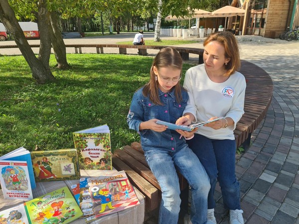 Литературная скамейка «В лето с книгой»