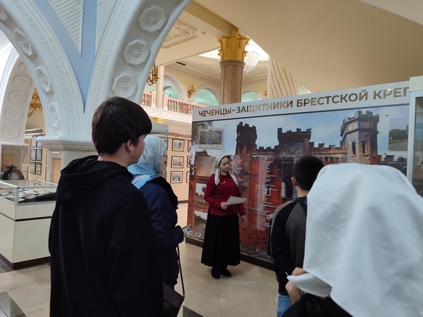 Экскурсия по экспозиционно-выставочному залу «Этот день мы приближали как могли»