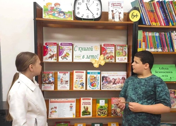 Книжно-предметная выставка «Литературная полянка»