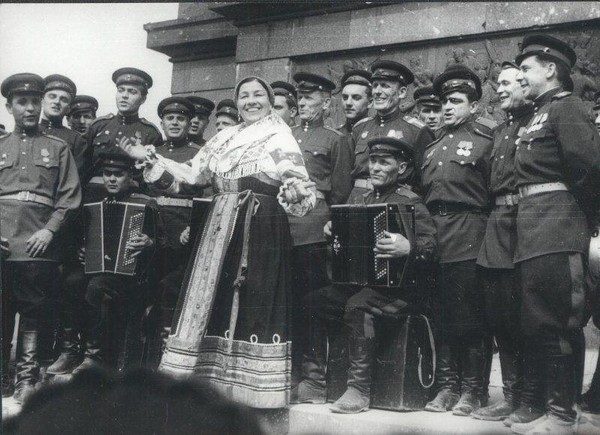 Выставка «У песни женская душа» На подмостках военной эстрады»