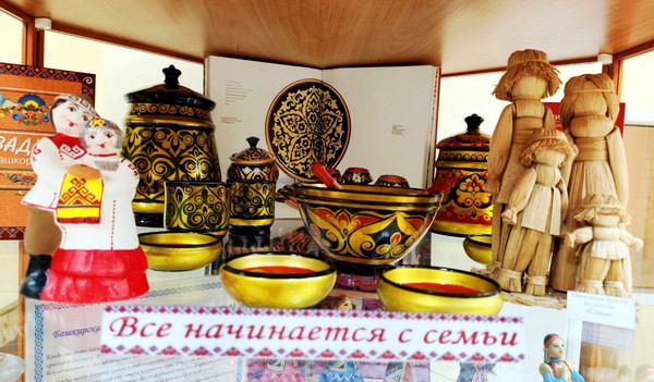 Обзор выставки-витрины «В кругу семьи»