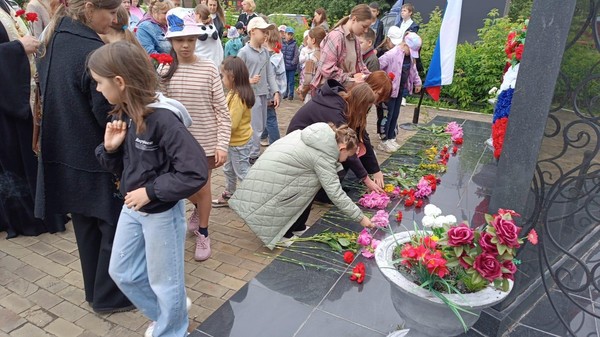 Церемония возложения венков и цветов к памятнику погибшим землякам в День памяти и скорби