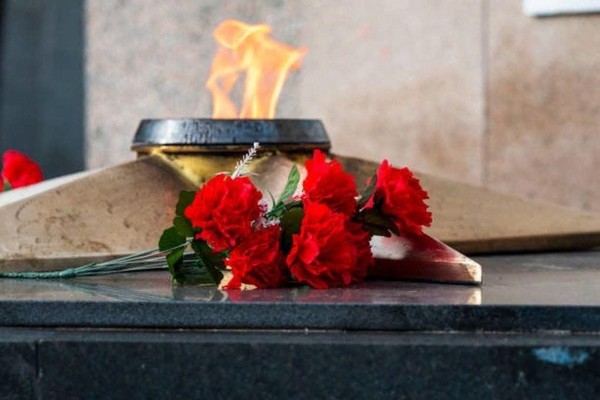 «Через года, через века – помните!»