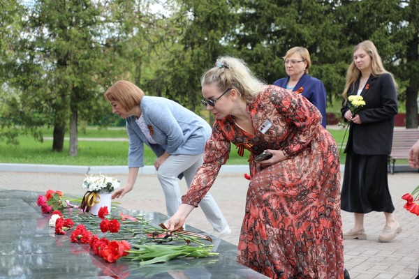 Возложение цветов к Мемориалу «Живые павшим обязаны вечно»: «День памяти и скорби»
