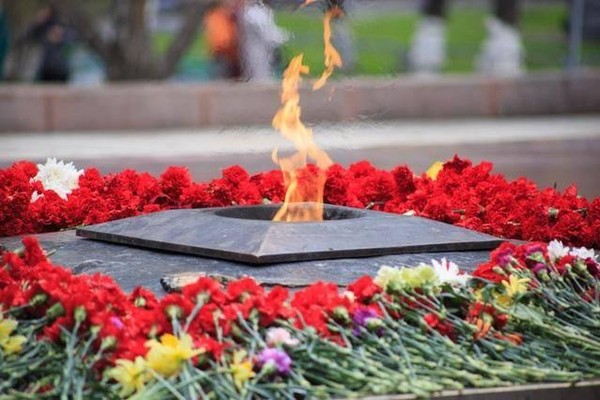 Литературно – музыкальная программа «И сердцу по прежнему горько», посвящённая Дню памяти и скорби. Возложение цветов