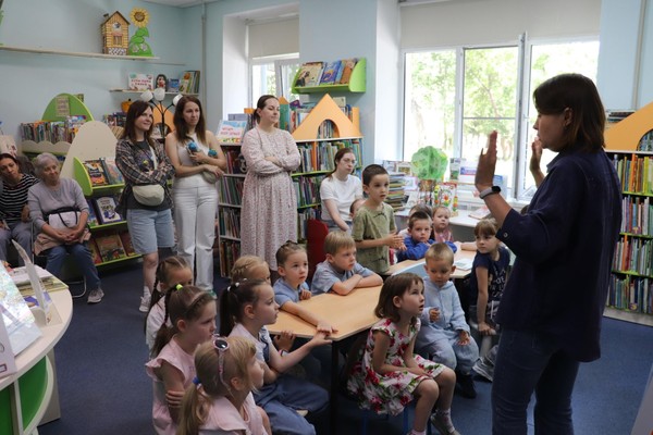 «Летние встречи под деревом сказок»: цикл литературно-творческих занятий