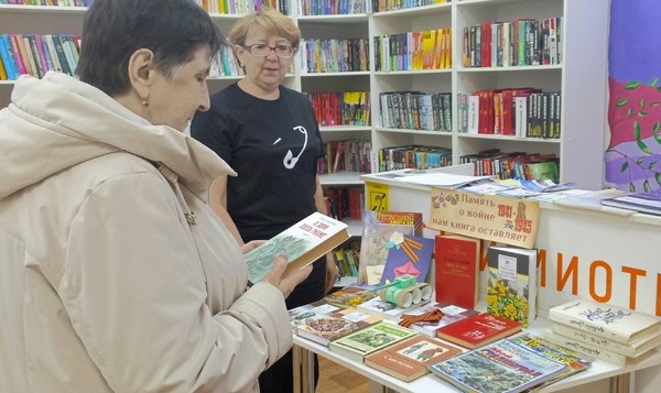 Стол-просмотр литературы «Парад Победы: Эхо великого подвига»