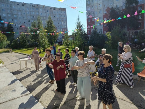 Танцплощадка «Танцы летнего сквера»