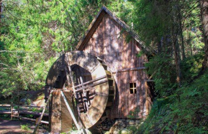 Карельский колорит: Рускеала, долина водопадов, хаски и лисы