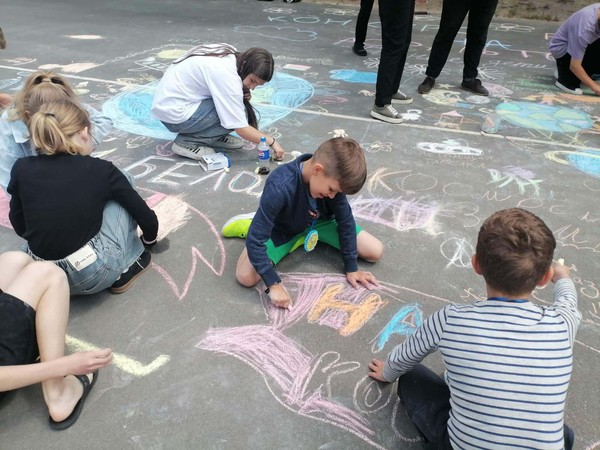 Конкурс рисунков на асфальте «А лето – цвета неба»