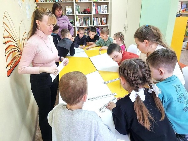 Чудо-среда у игрового стола «Играя, познавай!»